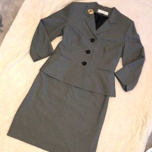 TAHARI ARTHUR S. LEVINE skirt suit